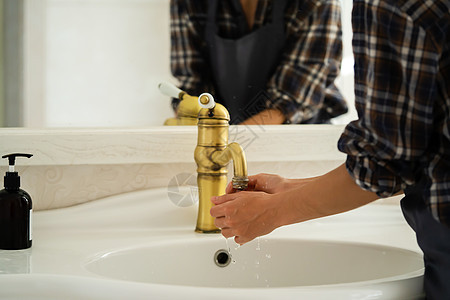 女人在洗手液体安全溪流女性脸盆手指清洁度飞溅奶油泡沫图片