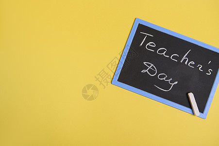 在黄色背景和文本复制空间上划入教师日的平板黑白纸板 并标注教师日图片