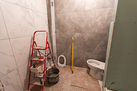 正在建造新的浴缸 改造家用浴室 管道管道系统 以安装新水槽新房现代化建筑地面卫生间男人奢华瓦工淋浴工人图片