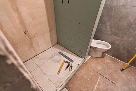 正在建造新的浴缸 改造家用浴室 管道管道系统 以安装新水槽锤子建筑工人建设工具装修房间制品水泥奢华图片