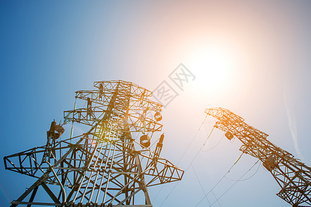 天空背景的电塔 高压站台或阳光下的高压塔台环境框架金属传播网格基础设施车站电气引擎电缆图片