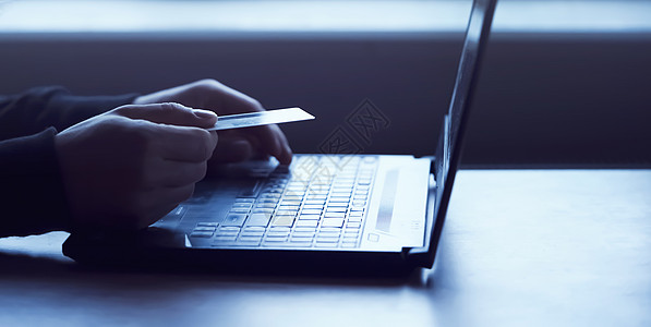 男人在笔记本电脑上工作 在线付款支付服务信用电子商务网络桌面交易市场金融办公室图片