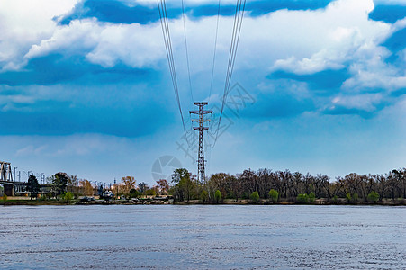 河上高压电线塔的电线图片