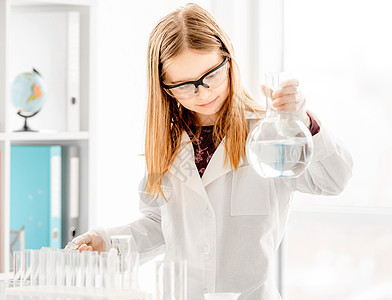 学化学课的女生学习瞳孔显微镜科学家女孩学校生物学实验青少年药品图片