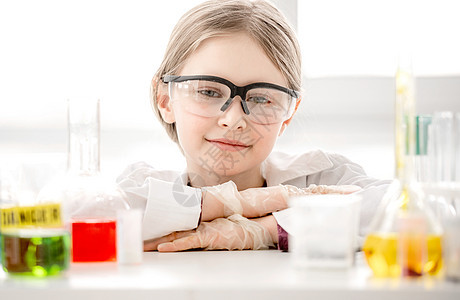 学化学课的女生女学生课堂青少年显微镜管子童年学校科学家学习药品图片