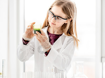学化学课的女生玻璃实验室瓶子学校女性实验瞳孔烧杯女学生生物学图片