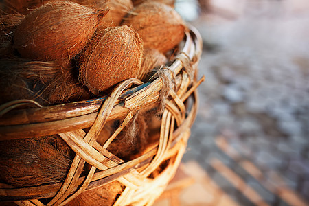 椰子在棕色的螺旋篮中 纤维被阳光照亮 在市场上堆放可可仓库摊位收藏牛奶文化曲线美食价格韧性图片