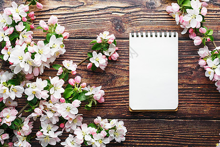 樱花在深色质朴的木质背景上绽放 带着笔记本 与开花的杏树枝和樱桃树枝的春天背景木板边界婚礼桌子木头香味卡片生日照片乡村图片