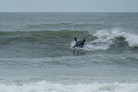 执行360把戏的身体板机师寄宿生身体运动员乐趣趴板蓝色冲浪液体闲暇海浪图片