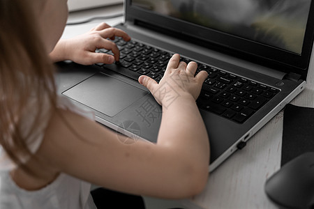 小天主教女孩在家上网上学习 校对 Portnoy桌子技术童年互联网笔记本生长电脑女学生网络教训图片