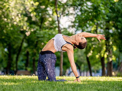 自然做瑜伽的女孩身体女士成人女性平衡姿势公园专注闲暇活力图片