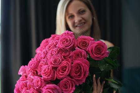 有魅力的年轻女性在生日或周年纪念日 拿着粉红花束花天才女士花束导游惊喜植物冒充仪式情绪展示图片