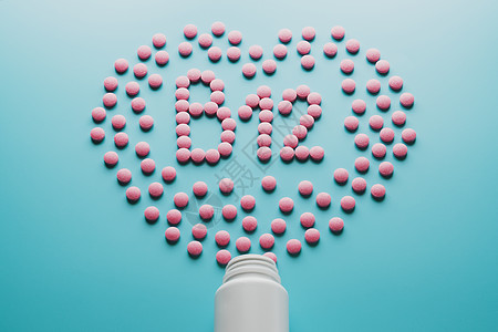 粉红平板 以B12的形式 在心脏中蓝色背景的B12 从白色溢出颗粒剂量包装营养健康矿物药店标签托盘食物图片