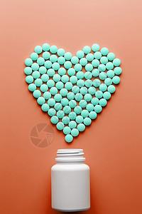 红心形基底体上的维生素B12 从白罐里倒出来愈合剂量托盘药店塑料营养治疗食物健康字母图片