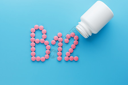 粉色药丸 以字母B12的形状 在蓝色背景上 从白色罐头溢出药物地面营养瓶子健康颗粒愈合矿物标签剂量图片