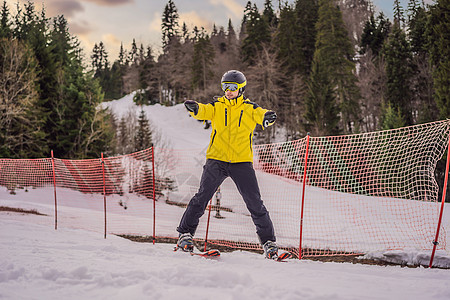 培训赛场滑雪教官 展示学生如何滑雪安全山脉天空旅行头盔高山山腰训练教学享受图片