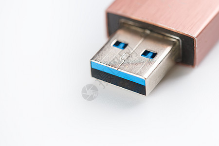 USB 闪存驱动器 3 白色背景上的插件特写 存储在计算机内存中运输硬件记忆配饰插头备份数据电气宏观磁盘图片