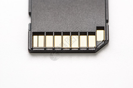 白色背景的黑色 SD 内存卡磁盘记忆电脑店铺蓝色钥匙驾驶闪光封锁宏观背景图片