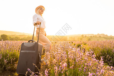 漂亮年轻女士的全长肖像 穿着浅色连衣裙 草帽 在夏季开花的薰衣草田里带着包散步 享受着薰衣草的香味草地芳香女性篮子农村紫色时尚闲图片
