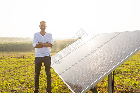 年轻的工程师正在检查太阳的运行和光伏太阳能电池板在日落时的清洁度 概念 可再生能源 技术 电力 服务 绿色 未来车站电工工人天空图片