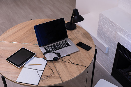 平板电脑和智能电话放在桌上桌子软垫钥匙网络屏幕键盘互联网通讯工作药片图片