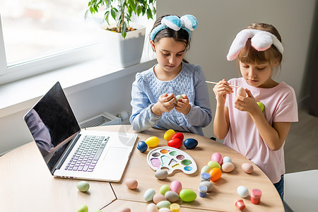 两个有耳朵的小女孩 藏着鸡蛋 复活节符号 复活节鸡蛋疗法孩子们女孩厨房孩子假期女性童年季节画笔图片