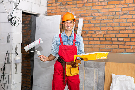 维修 建筑 施工 人员和维护概念在墙壁背景上戴着头盔的微笑男子齿轮专家成人工程衬衫承包商工程师商业生产石头图片