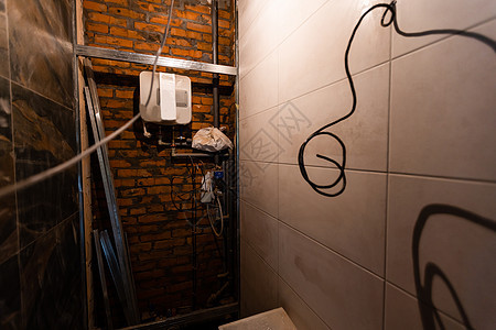 洗手间翻新     拆除公寓浴室的瓷砖图片