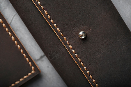 设置钱包和钥匙保管器 包由棕色真皮革制成 在黑暗背景上手工制作图片