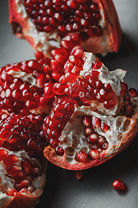 黑背景特写上的开张石榴的新鲜水果果实的果实种子食物宏观团体果汁石榴桌子饮食农业素食主义者花园图片