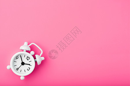 粉红色背景的白复古闹钟 有空闲文字空间的时间概念小时手表数字苏醒蓝色戒指唤醒倒数模拟工作图片