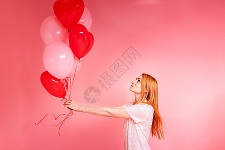 美丽的红发美女 有红心灯泡的红发女孩 情人节快乐的概念工作室气球假期微笑庆典女孩女士女性幸福裙子图片