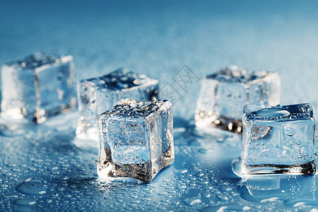 结晶的冰块 融化的水滴分散在蓝色背景上反射玻璃正方形液体宏观镜子冰箱气泡石头盒子图片