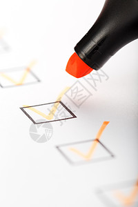 在核对表上贴有标记的橙色标记成功复选盒子考试测试清单铅笔商业顾客表决图片