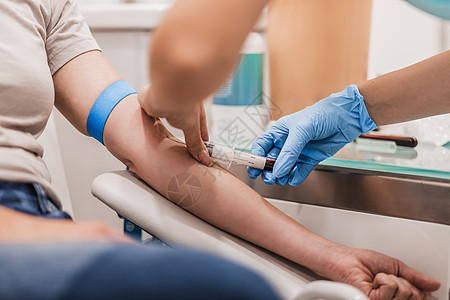 医生从病人的手臂上取血样本 在医院进行医学测试  是的诊所女士护士情况棉花蓝色疾病胰岛素药物治疗图片