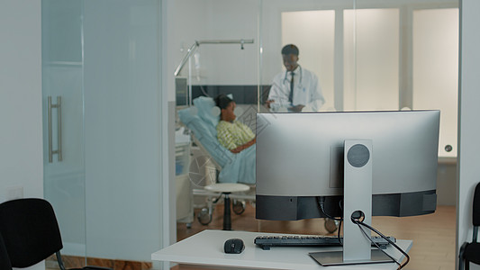 医院病房门诊部计算机办公桌和电脑密室图片