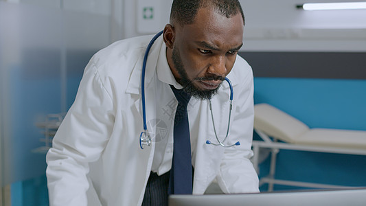 持有剪贴板的非裔美国专家医生分析疾病报告检查医学专业知识图片
