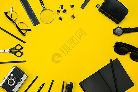 办公室的黑色对象在黄色背景上 工作与创造力 顶级视图放大镜乐趣铅笔音乐杯子统治者商业剪辑议程眼镜图片