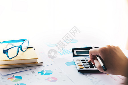 女性会计或银行家的近身计算结果 储蓄预算商业统计投资宏观信用公司报告金融经济图片