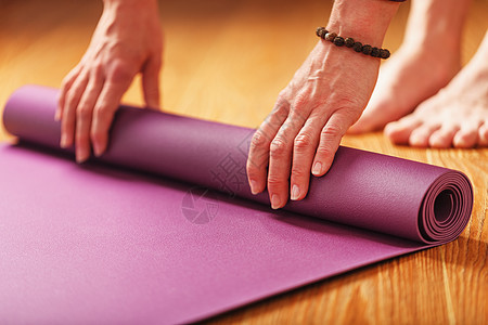 女人的手放在木地板上在家锻炼前 先摆出一个比拉克瑜伽或健身垫活力女性训练福利个性成人健身房运动身体活动图片