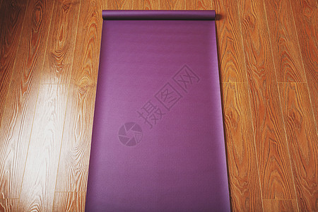 木地板上的紫瑜伽和健身垫工作室班级女性配件体操运动健身房健康训练活动图片