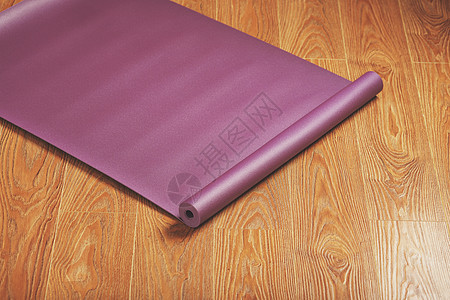 木地板上的紫瑜伽和健身垫健身房女孩健康工作室配件蓝色房子体操活动训练图片