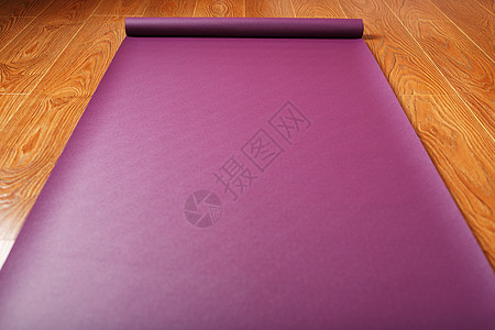 用甘纳帕提雕塑的木地板上 铺着一个彩色的瑜伽垫子运动女士生活橡皮健身房女孩体操冥想训练工作室图片