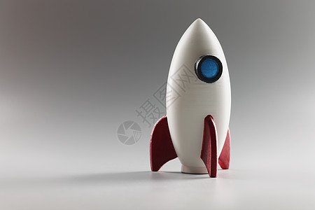 地表上的微型火箭玩具站 作为商业项目和启动的标志的火箭飞船裁剪星系天空职业阴影战略生长宏观翅膀成功图片