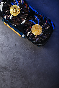视频卡片冷却器上的金比特币 在黑暗背景的顶层视图中网络显卡硬币经济学贸易交换市场货币矿工银行业图片