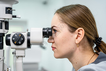 验光师在现代眼科诊所检查男性患者的眼睛 在现代诊所检查期间与男病人的眼科医生 验光概念 诊所视力检查配镜师角膜考试测量乐器保险眼图片