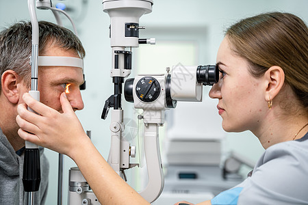 眼科医生和患者测试视力 与验光师一起做视力检查的人 眼科医生在临床上使用仪器进行眼科检查 医生检查病人做视力测量配镜师眼镜店乐器图片