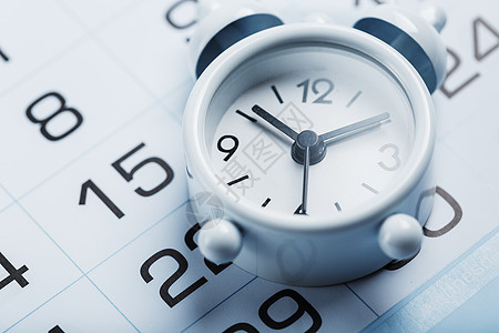 每年日历 蓝色背景上有白色闹钟的年日历桌子圆圈办公室床单会议时间日程警报教育倒数图片