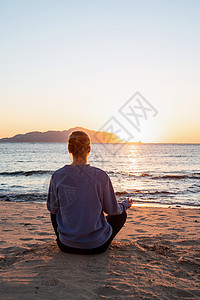 年轻健康的女人 在日出时在海滩上做瑜伽女士女孩沉思平衡女性运动日落生活训练活力图片