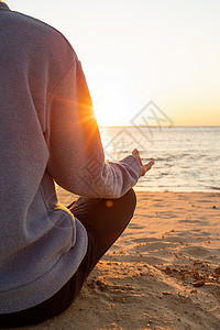 年轻健康的女人 在日出时在海滩上做瑜伽女性训练海洋太阳冥想女孩生活姿势平衡运动图片